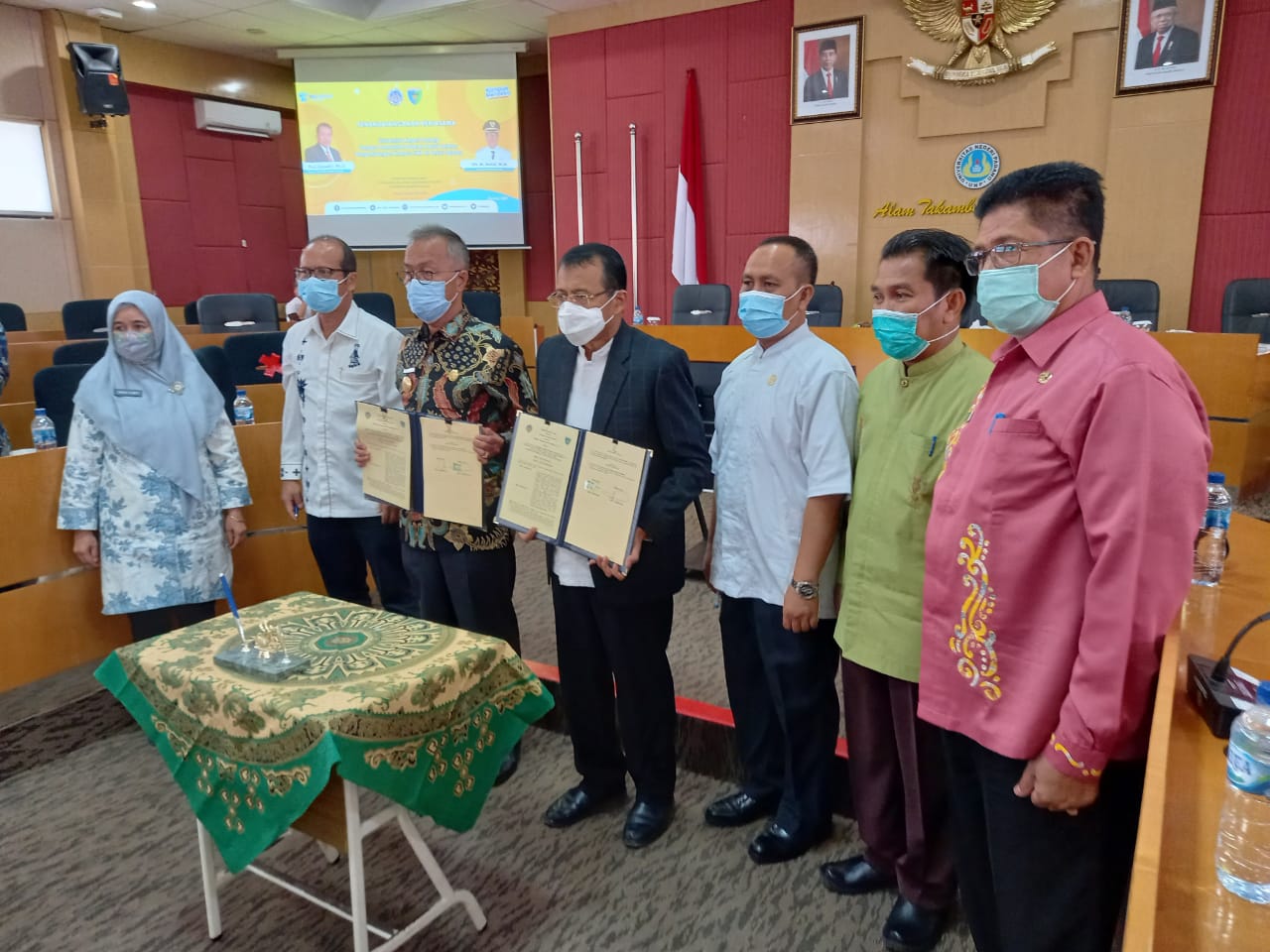Pjs. Bupati Pessel Drs. Mardi, M.M. dan Rektor UNP Prof. Ganefri menandatangani Perjanjian Kerja Sama (PKS), Jumat (4/12)